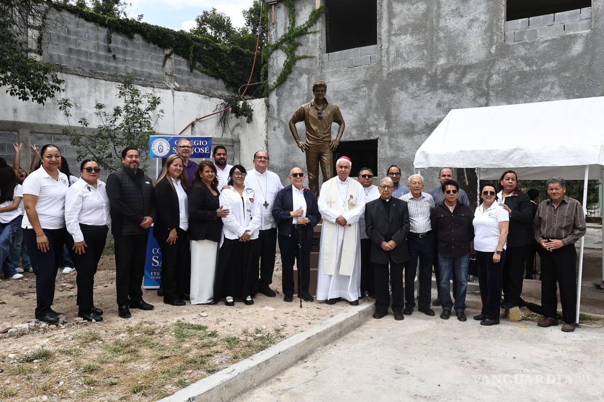 Develan estatua de Carlo Acutis en Saltillo para inspirar a las nuevas generaciones