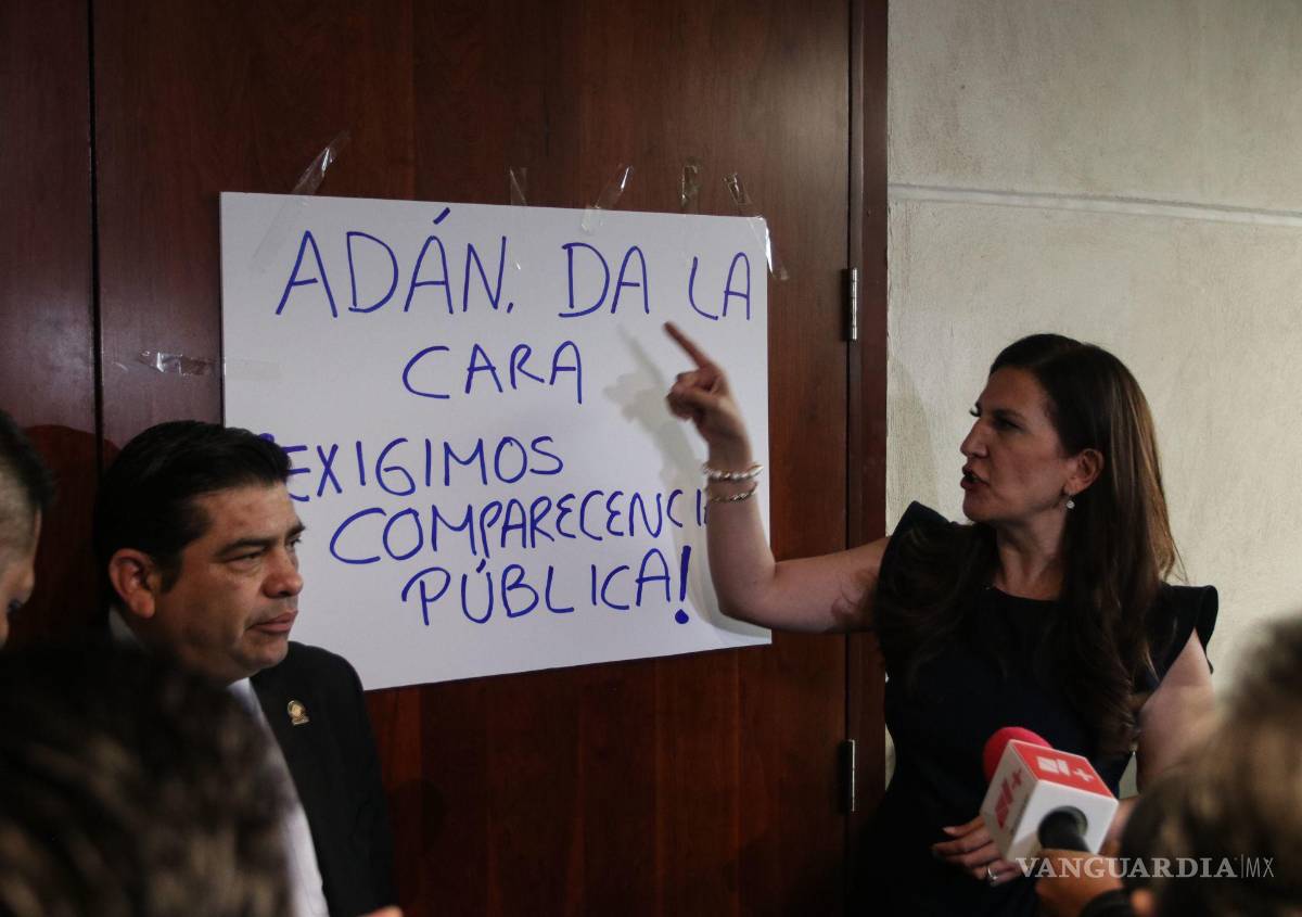 $!CIUDAD DE MÉXICO, 12ABRIL2023.- Kenya López, senadora del pan coloca cartel durante reunión privada con Adán Augusto en la Cámara de senadores. FOTO: ANDREA MURCIA /CUARTOSCURO.COM