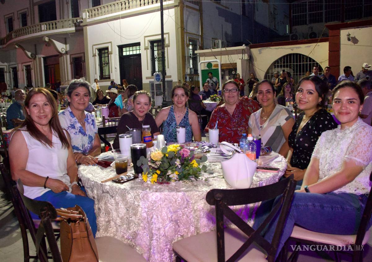 $!Unos mil 500 docentes se concentraron en la explanada de la plaza principal Benito Juárez García.