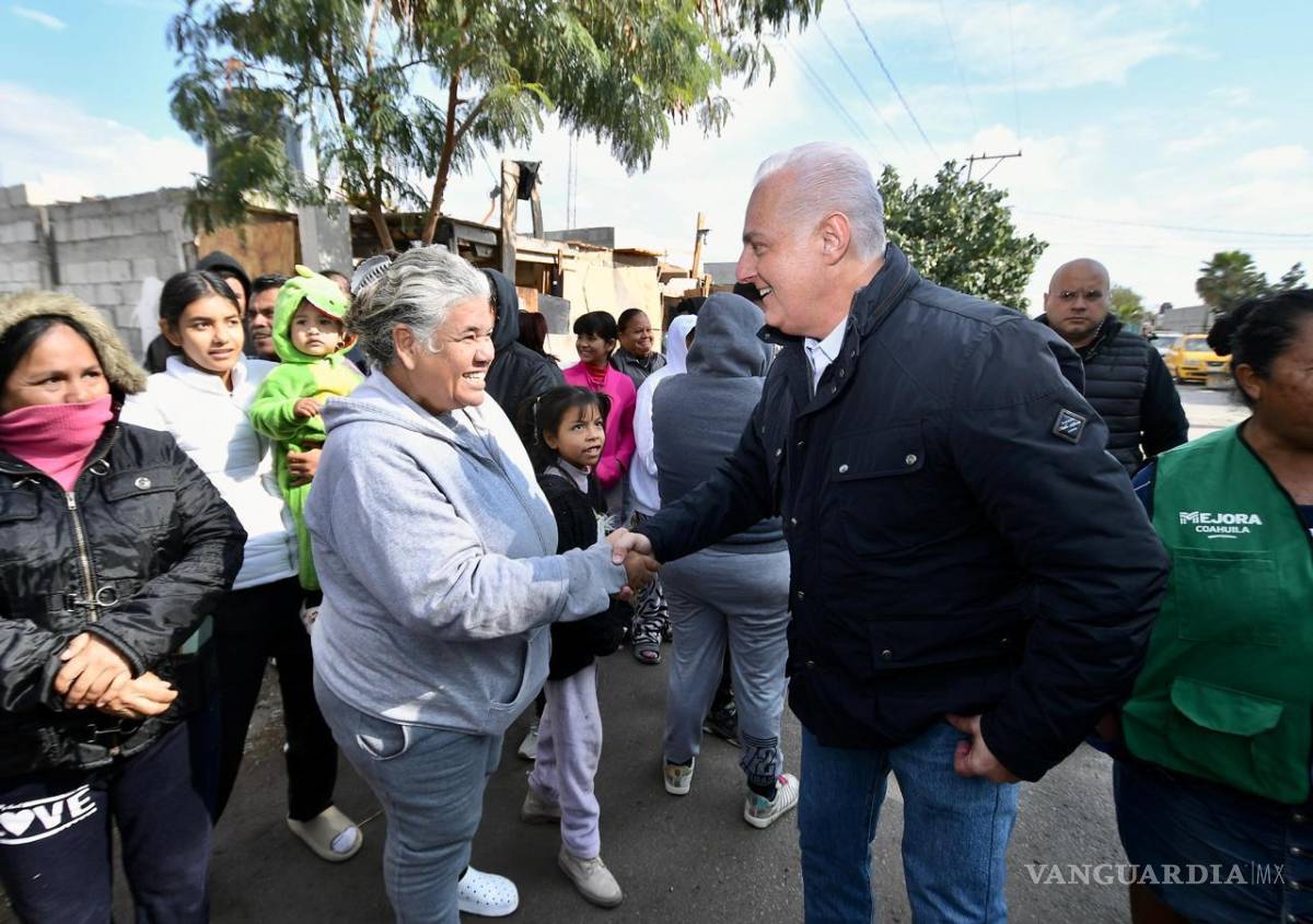 $!El alcalde Román Cepeda y Selina Bremer encabezaron la brigada en Ampliación Valle la Rosita.