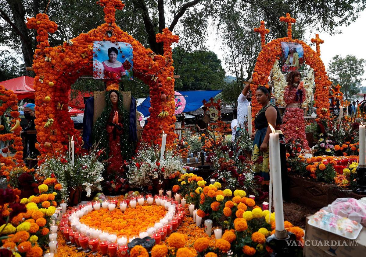 $!Familiares acuden a poner ofrendas y arreglar tumbas en el panteón municipal de Tzintzuntzan, en el estado de Michoacán. México. EFE/Alex Cruz