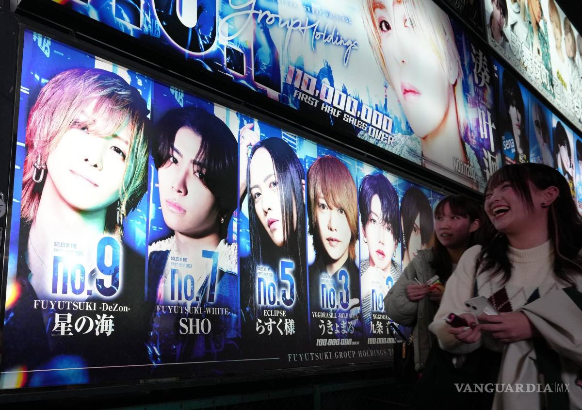 $!Las mujeres pasan junto a un cartel de un ‘Host Club’ en Kabukicho, Shinjuku en Tokio, Japón