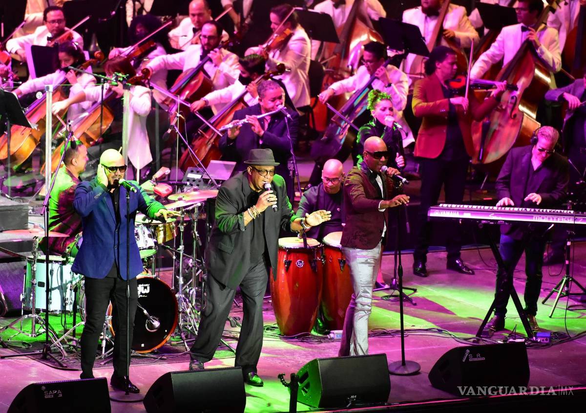 $!La agrupación de son cubano Formell y Los Van Van (frente) y la Orquesta Filarmónica del Desierto de Coahuila (atrás), durante la inauguración del 49 Festival Internacional Cervantino en el estado de Guanajuato (México). EFE/Luis Ramírez