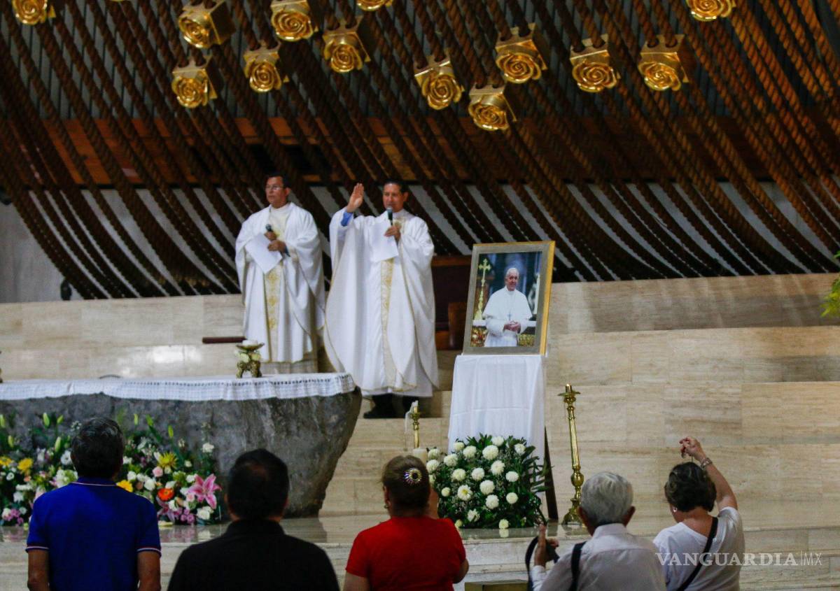 $!Cientos de católicos, acuden a la Basílica de Guadalupe en Monterrey, para despedir al Papa Francisco en una misa con su fotografía.