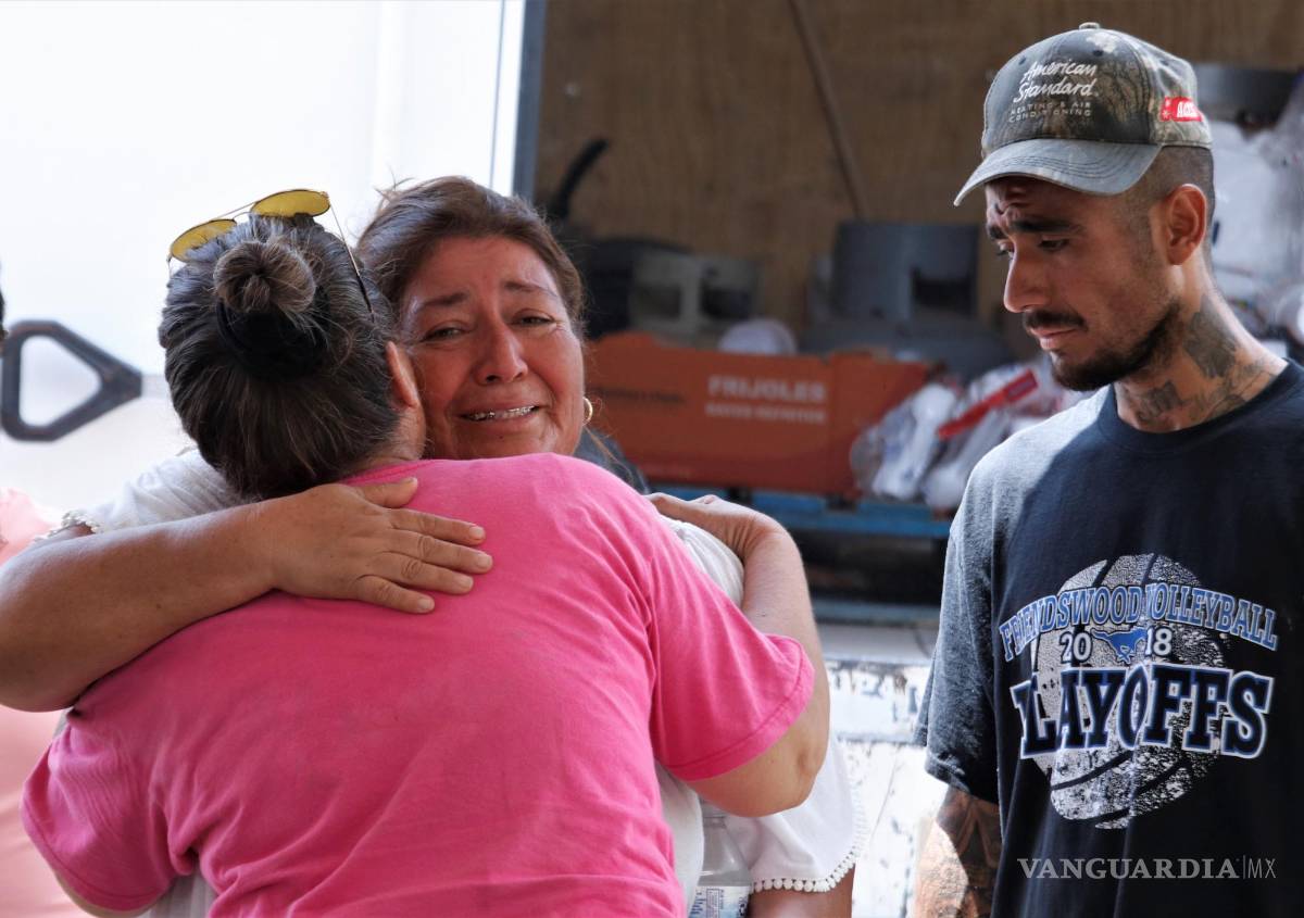 $!Como cada que hay una tragedia minera en la zona, las familias se arriman al lugar y esperan por noticias de sus familiares.