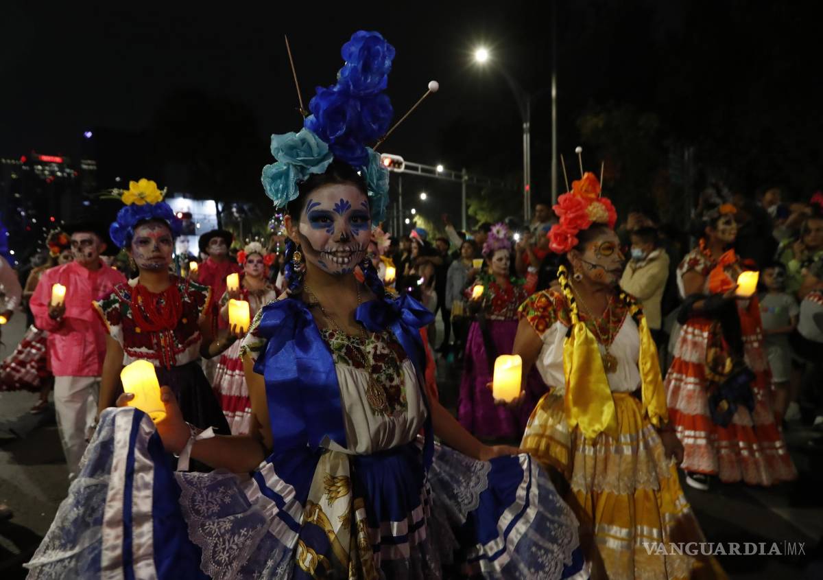$!Decenas de personas participan en un desfile de catrinas en Ciudad de México (México).