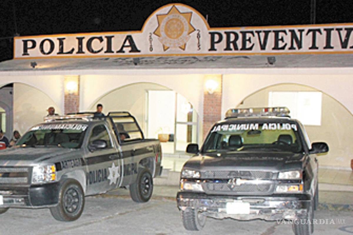 Cesan a dos policías de Arteaga tras agarrarlos tomando cerveza mientras trabajaban