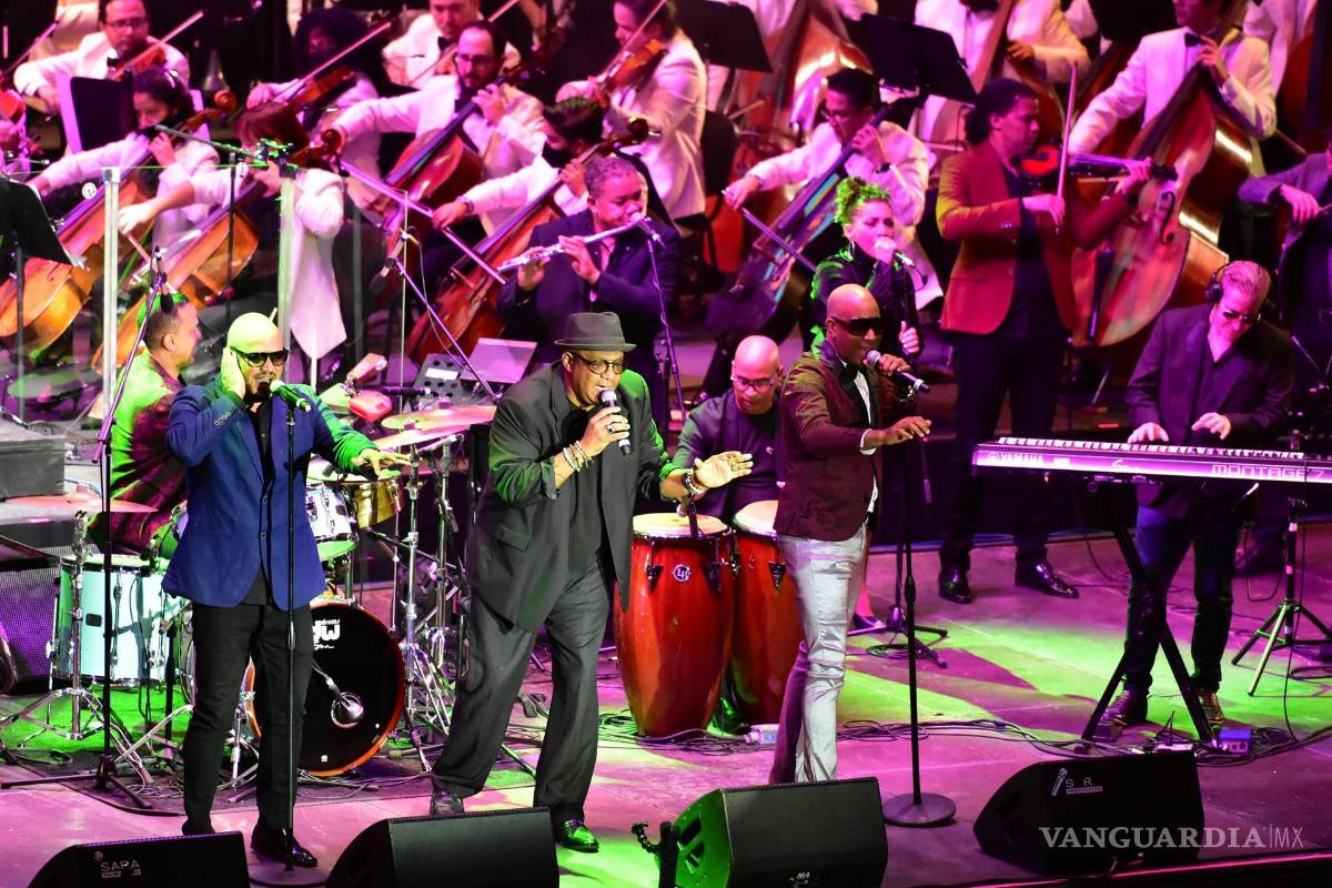 $!La agrupación de son cubano Formell y Los Van Van (frente) y la Orquesta Filarmónica del Desierto de Coahuila (atrás), durante la inauguración del 49 Festival Internacional Cervantino en el estado de Guanajuato (México). EFE/Luis Ramírez