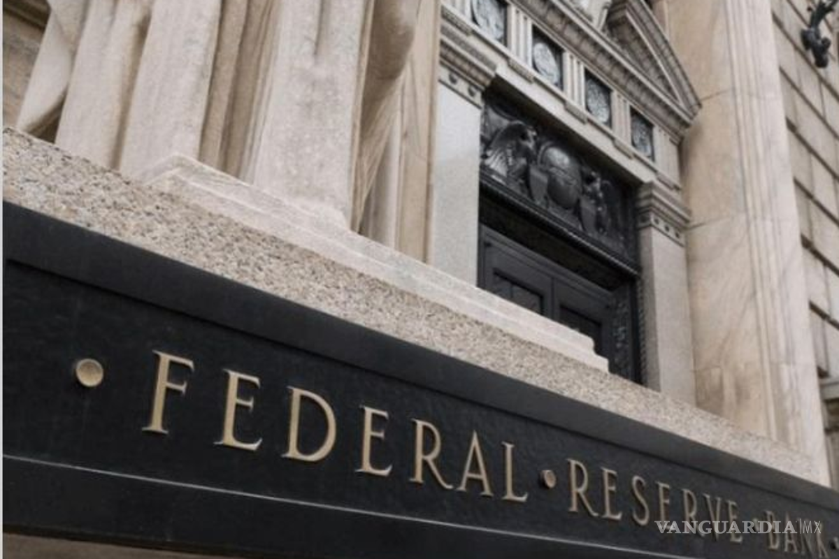 Reserva Federal de EU mantiene tasas de interés entre 5.25% y 5.50%, por inflación