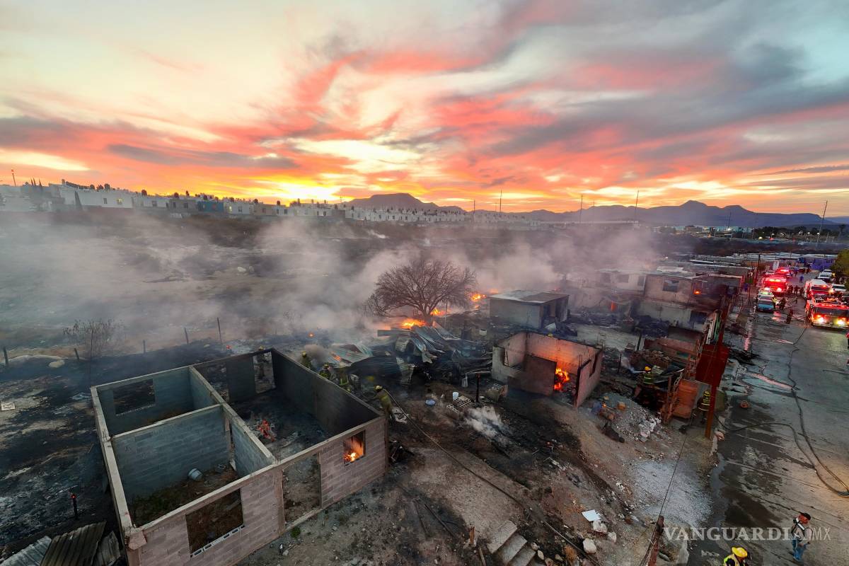 Incendio provocado deja sin hogar a 18 familias en Saltillo