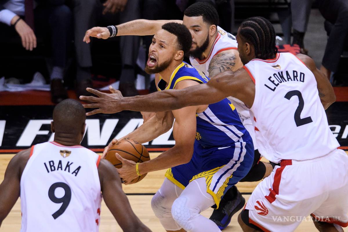 En un frenético cierre, Warriors gana a los Raptors y se llevan el segundo de la serie