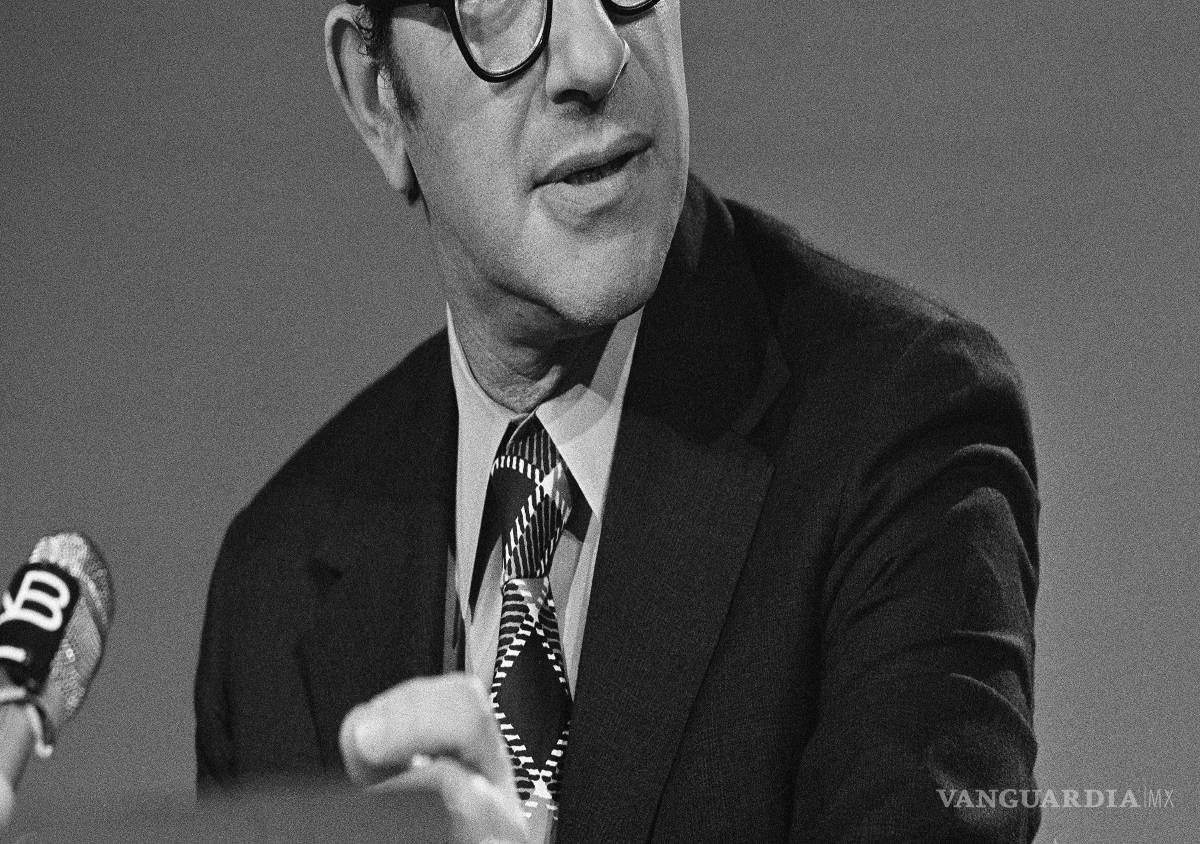$!Alan Greenspan, presidente del Consejo de Asesores Económicos, antes de su aparición en el programa “Meet the Press” de NBC, el 29 de septiembre de 1974.