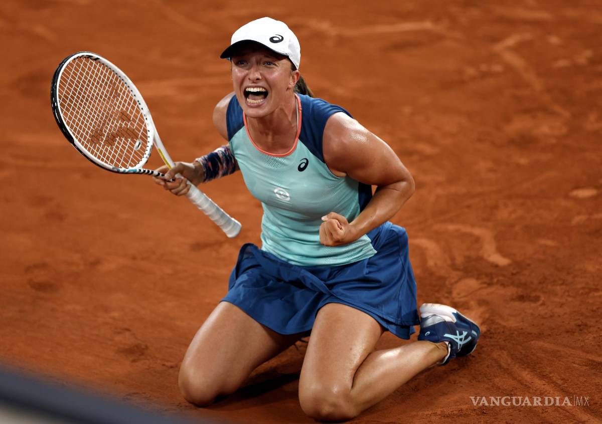 $!Iga Swiatek reacciona después de ganar contra Coco Gauff en su partido final femenino en el torneo de tenis del Abierto de Francia en Roland Garros en París.