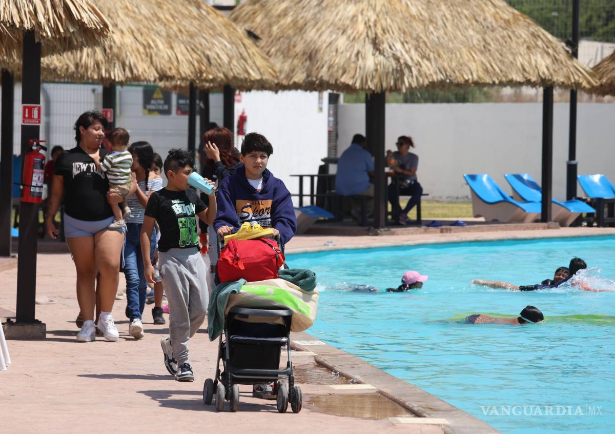 $!Familias completas aprovechan los días de asueto para ir a refrescarse a Aqua Ramos.