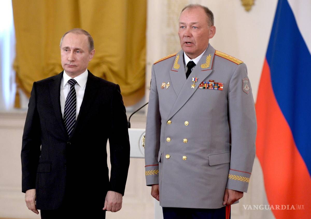$!Foto tomada el 17 de marzo del 2016 del presidente ruso Vladimir Putin (i) con el general Alexander Dvornikov en Moscú.
