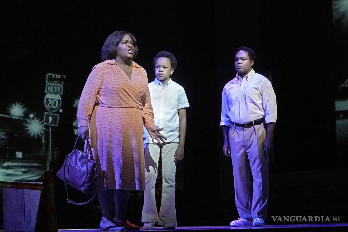 $!En esta fotografía del 17 de septiembre de 2021 proporcionada por la Ópera Metropolitana de Nueva York, Latonia Moore como Billie, de izquierda a derecha, Walter Russell III como Charles-Baby y Will Liverman como Charles durante un ensayo de la ópera de Terence Blanchard Fire Shut Up in My Bones que inaugurará la temporada de la Met el 27 de septiembre. AP/Ken Howard/Met Opera