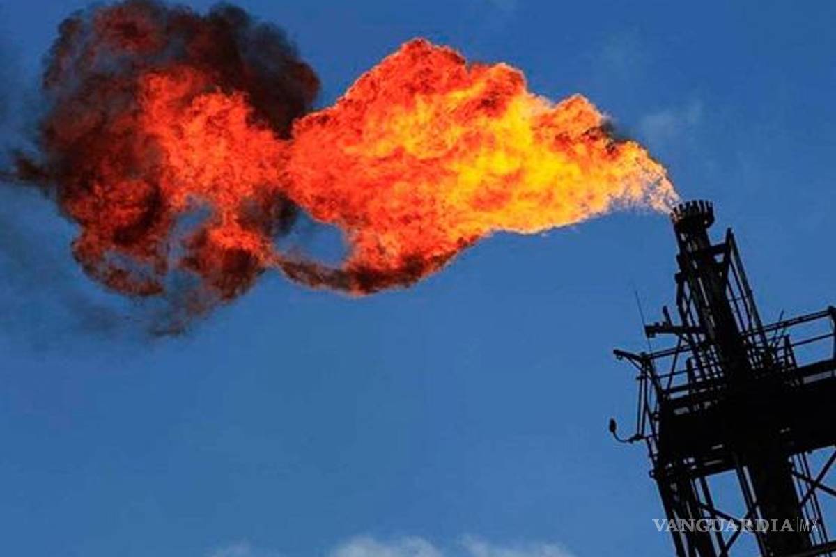 Pemex sigue quemando gas, la CNH la multa con más de 40 mdp