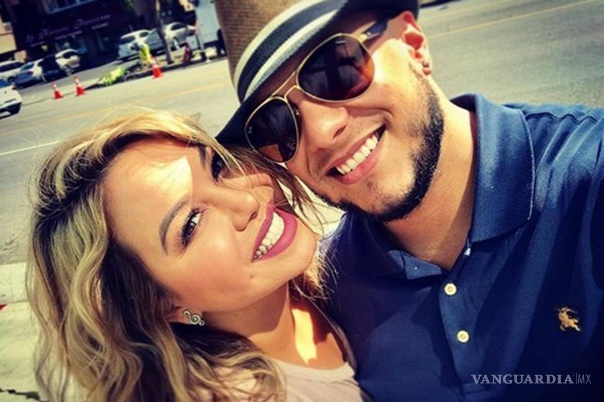 Ex de Lorenzo Méndez exhibe al cantante durmiendo en su casa y le manda mensaje a Chiquis Rivera