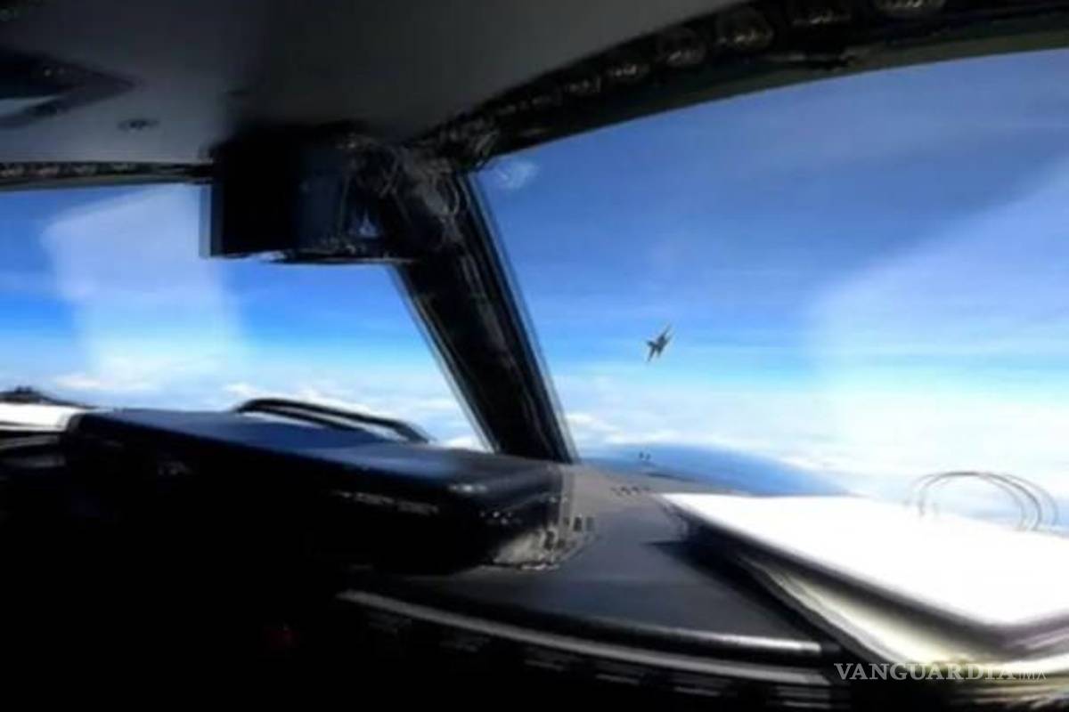 Video aterrador muestras que un avión de combate chino se acercó a 120 metros de un avión de la Fuerza Aérea de EU