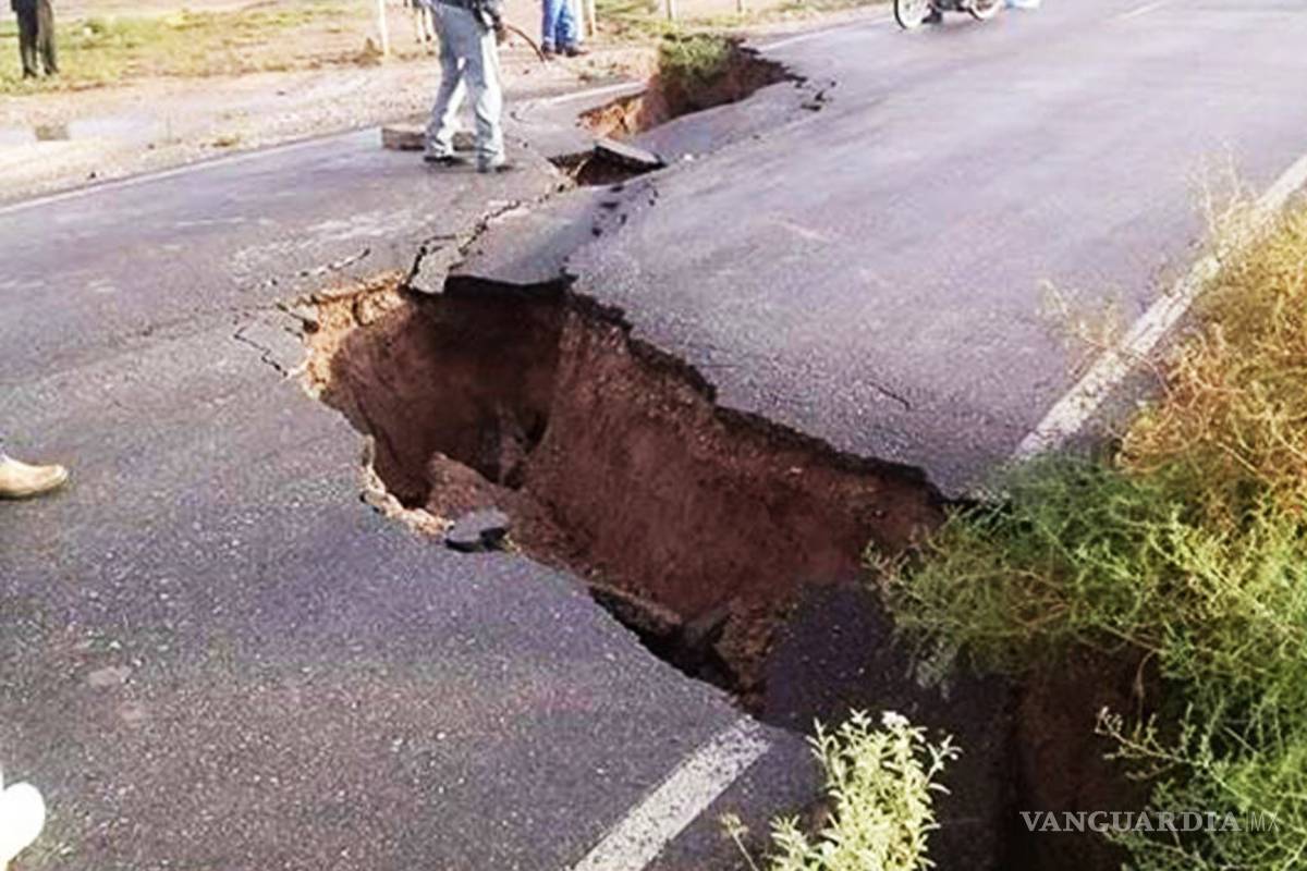 Lluvias provocan socavón a la entrada de Rancho Alegre en Torreón
