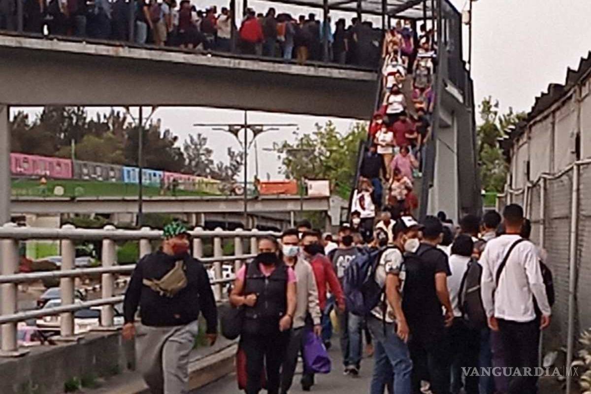 Hacen 'megafila' afuera de estación Velódromo de L9 del Metro en CDMX