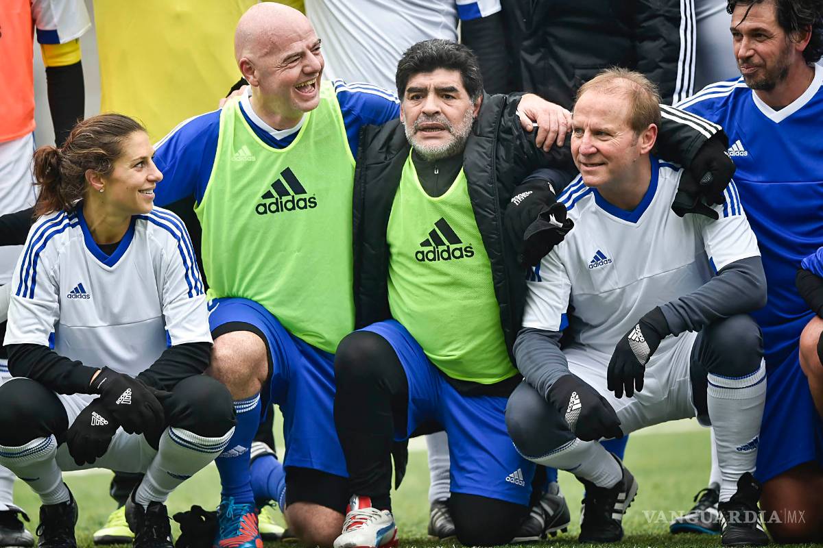 $!Maradona no quiere ver ni en pintura al presidente de la FIFA