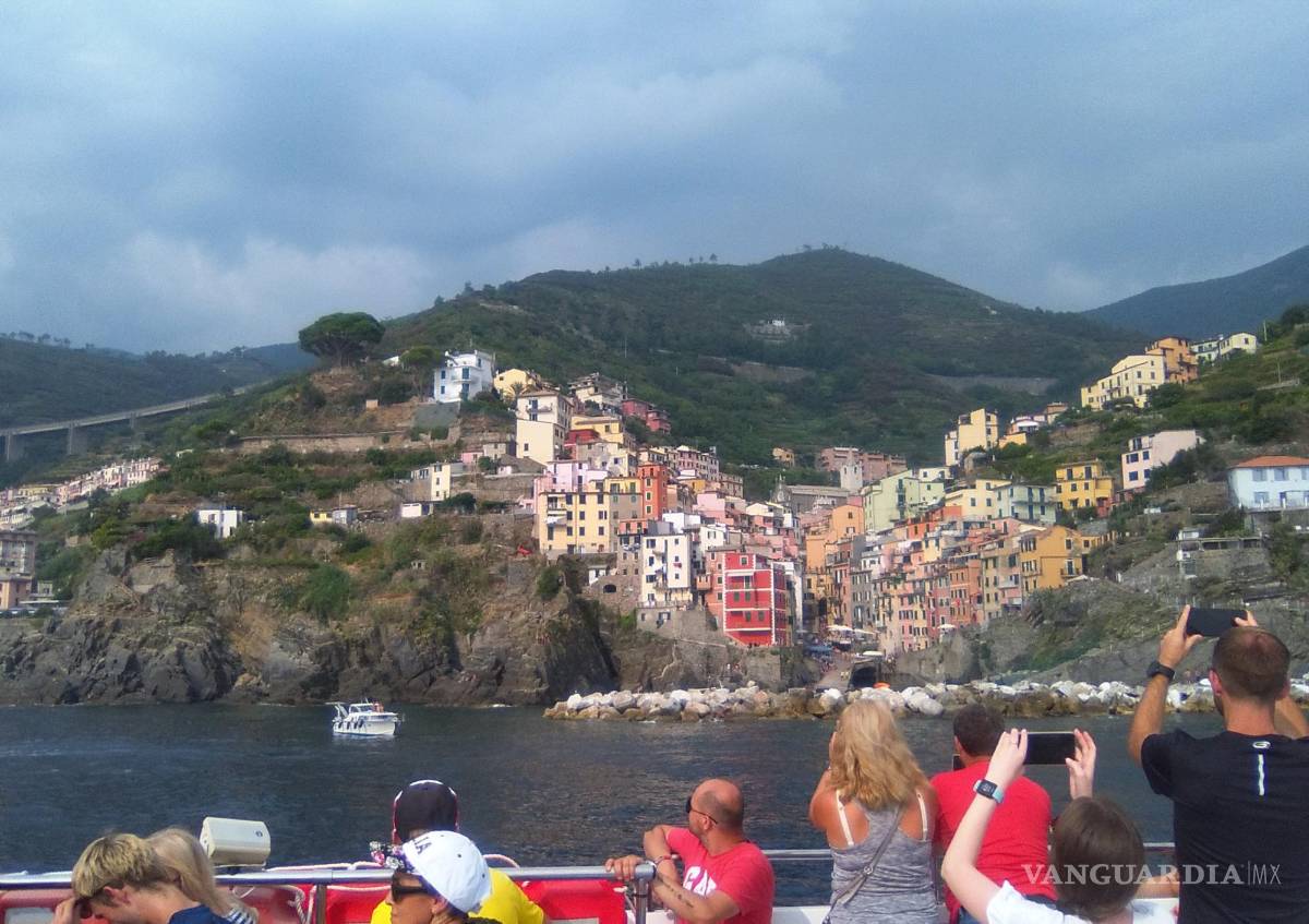 $!Llegada a Manarola a bordo de los barcos turísticos que hace el recorrido costero por los pueblos de la Cinque Terre. Región de Liguria. Italia.