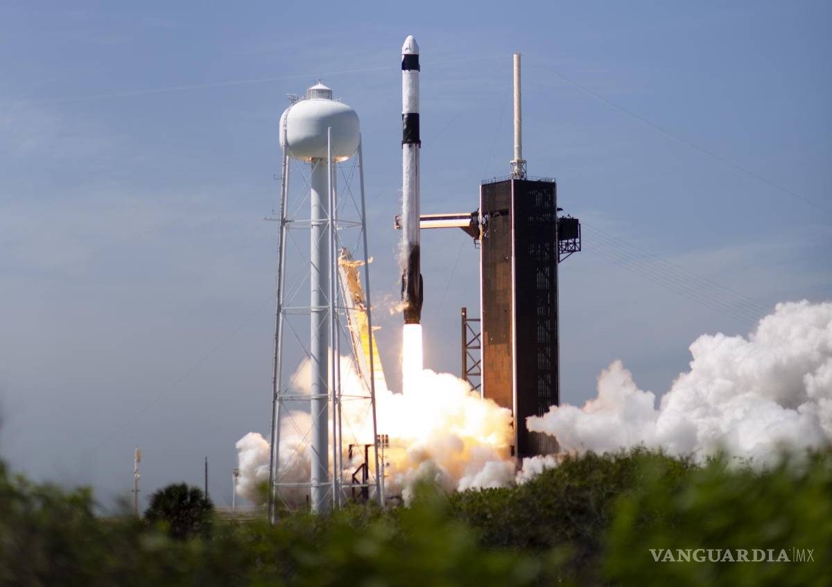 $!El cohete Falcon 9 de SpaceX que transporta la nave espacial Crew Dragon de la compañía mientras despega en la Misión Axiom 1 (Ax-1) a la EEI.