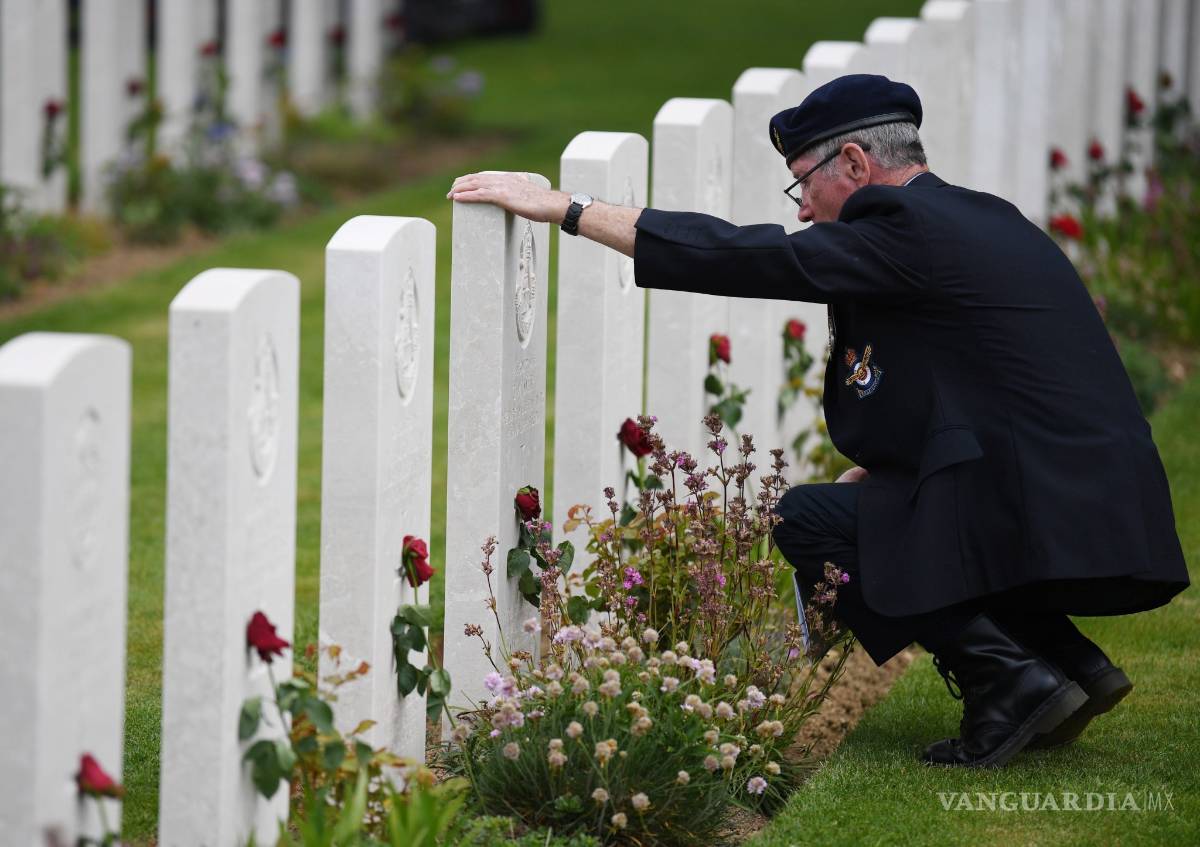 $!Minuto de silencio por los soldados caídos en Normandía