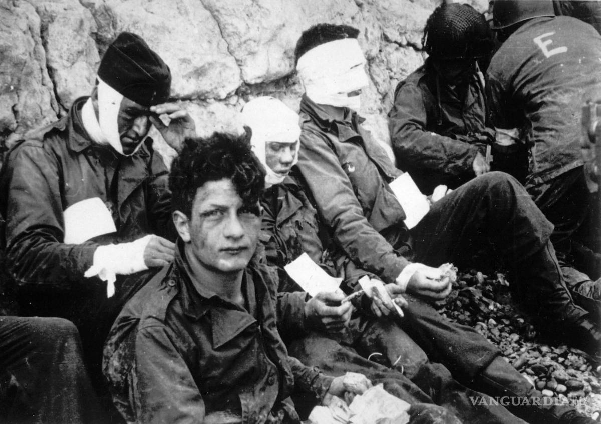 $!Hombres de las tropas de asalto estadounidenses del 16.º Regimiento de Infantería, heridos mientras asaltaban una zona costera con el nombre en código de Omaha.