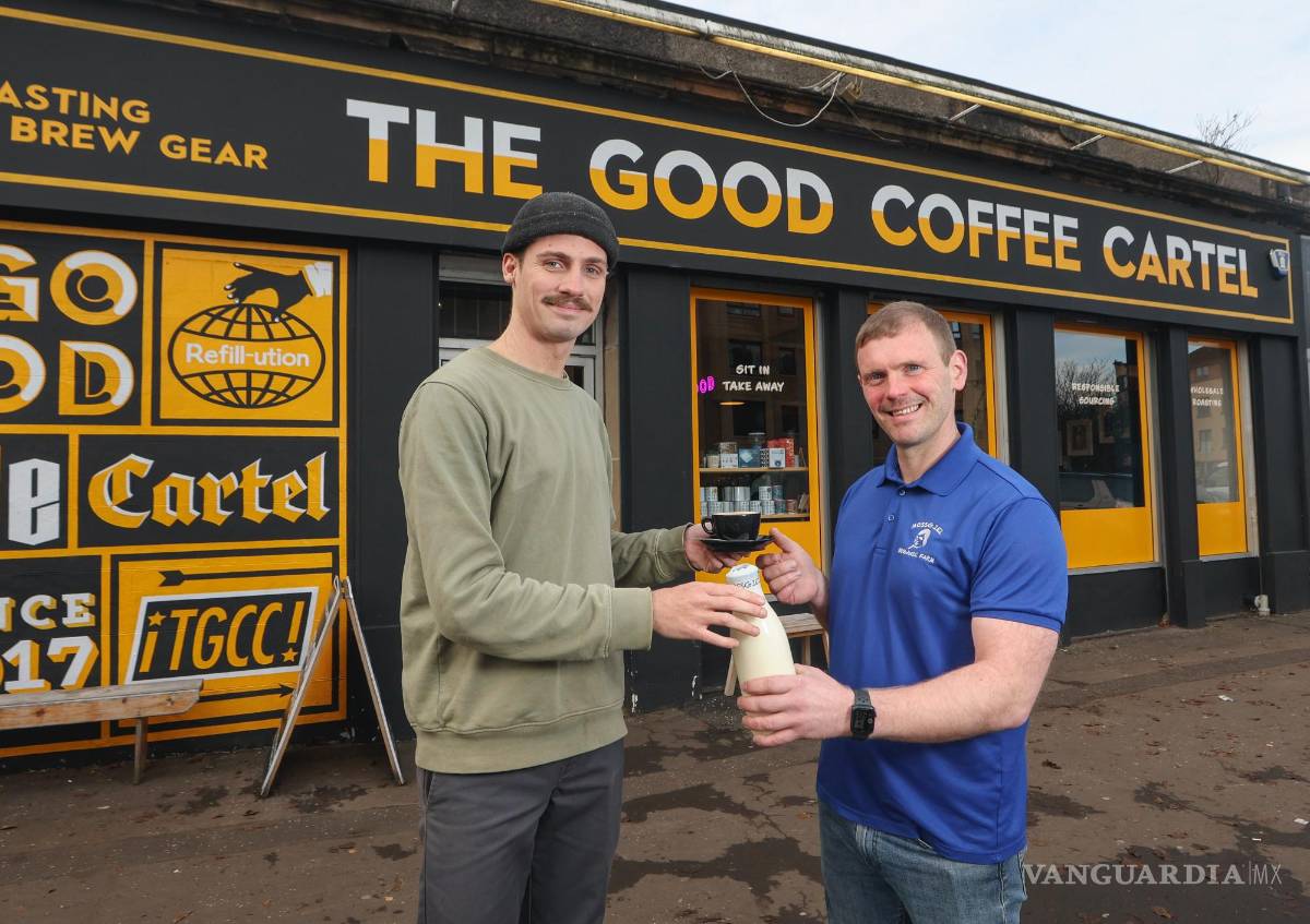$!El l granjero y propietario de Mossgiel Organic Farm, Bryce Cunningham, da una botella de leche al barista Jacob Smith en Glasgow, Escocia