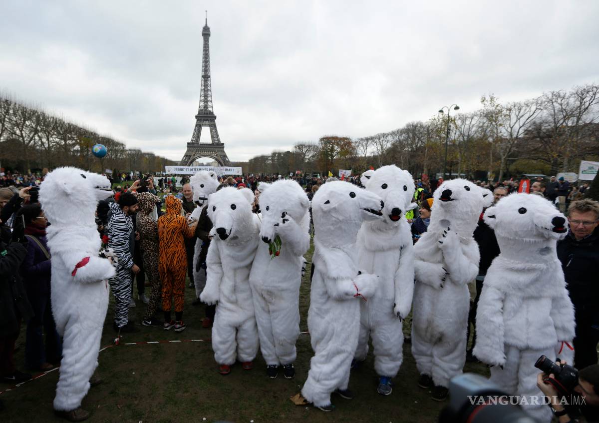 $!ONG muestran en la calle de París su desacuerdo con el acuerdo de la COP21