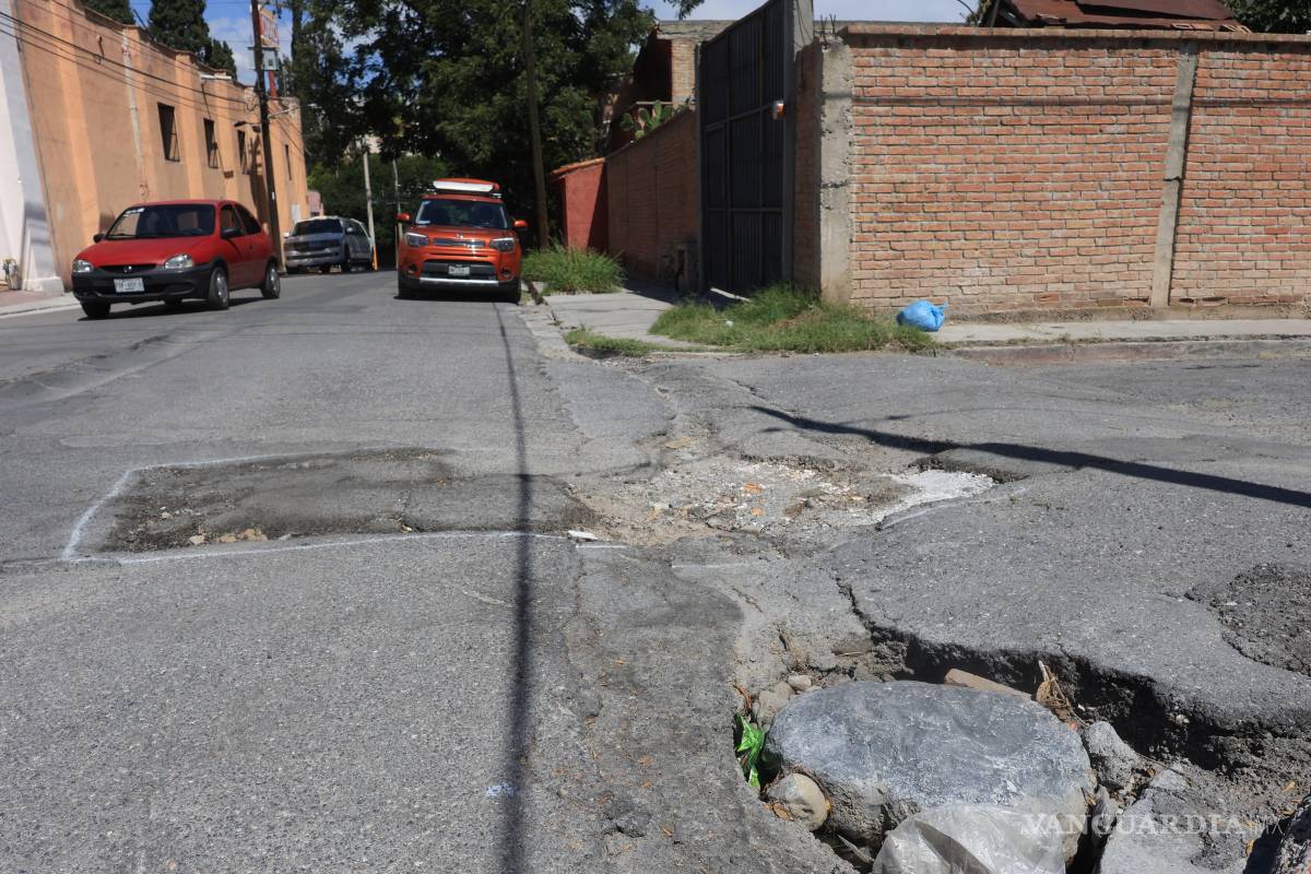 Reparan tubería, dejan bache y pavimento se hunde, en Zona Centro de Saltillo