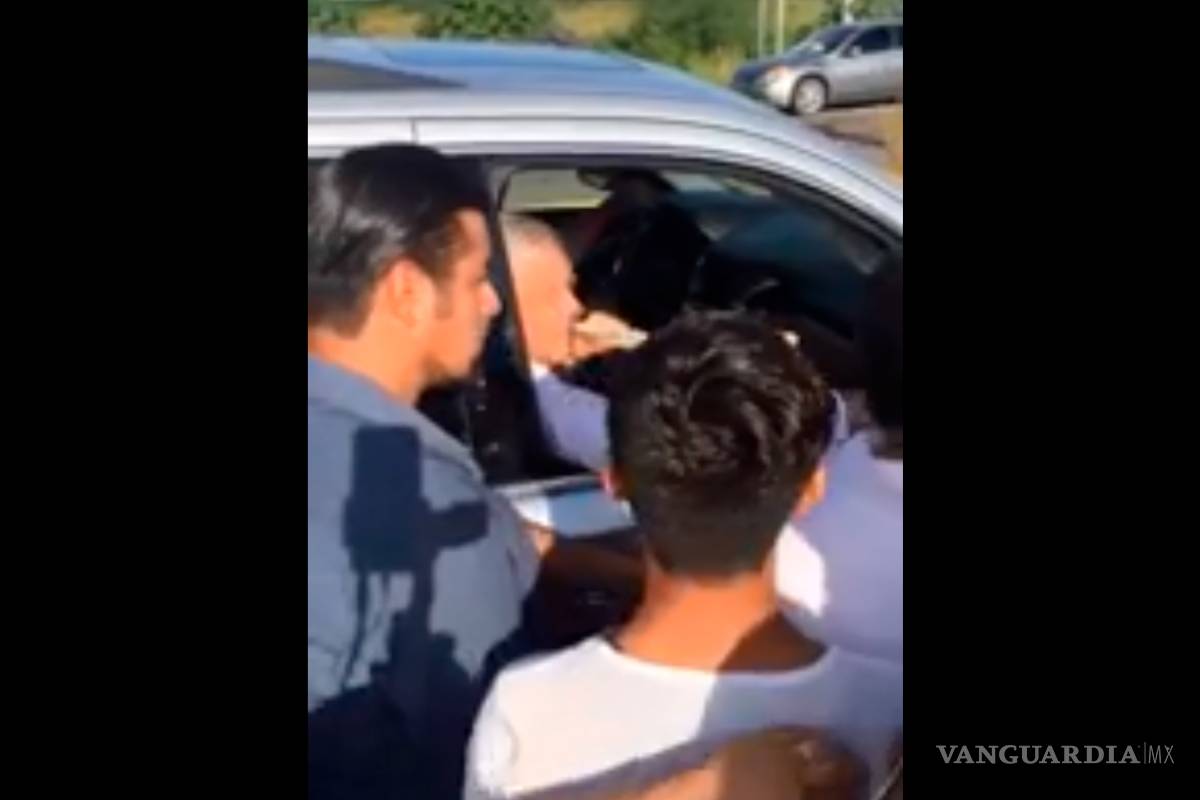 Jóvenes interceptan vehículo de AMLO para pedir becas en Sinaloa