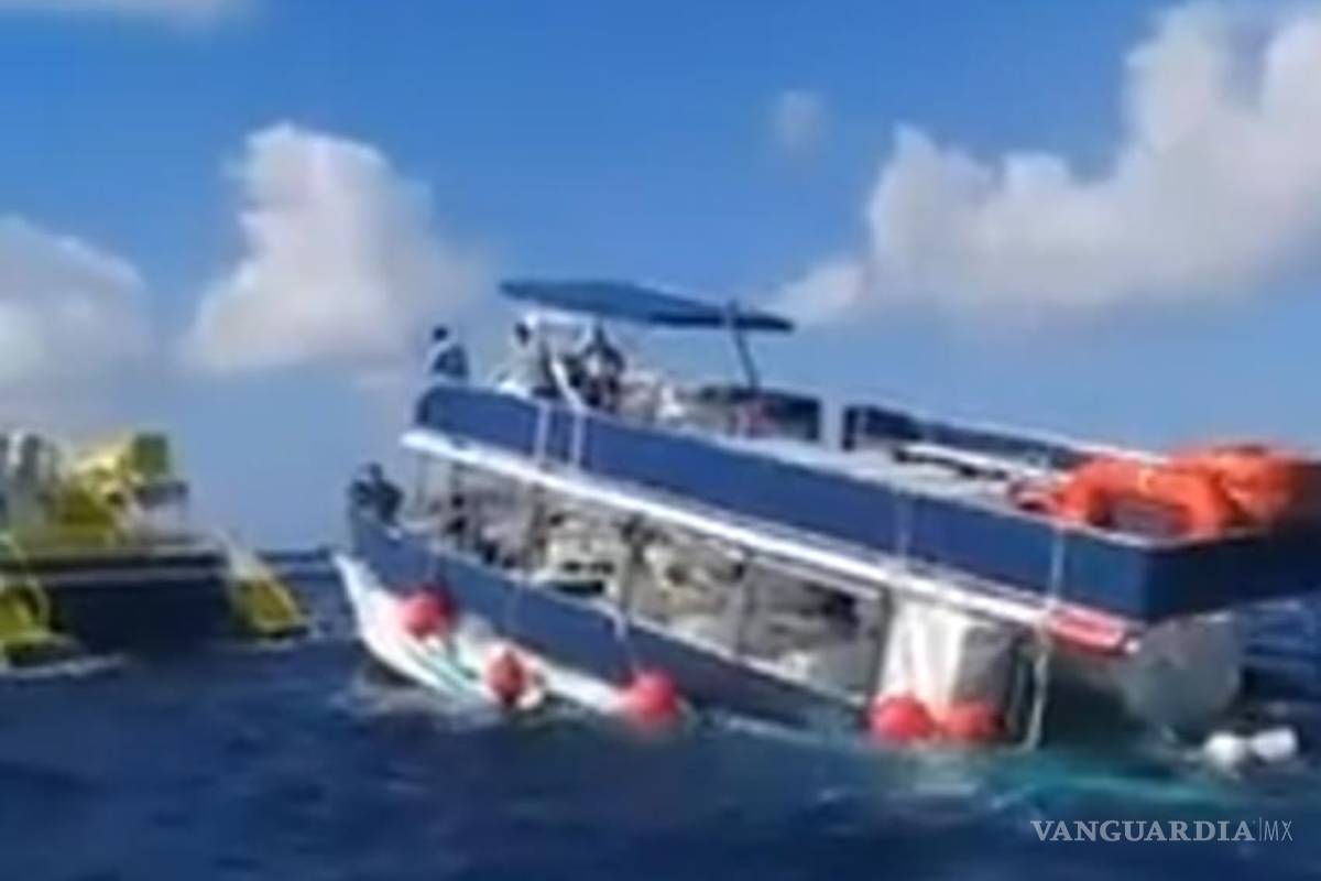 Rescatan a 95 pasajeros de embarcación turística a punto de colapsar, en Cozumel