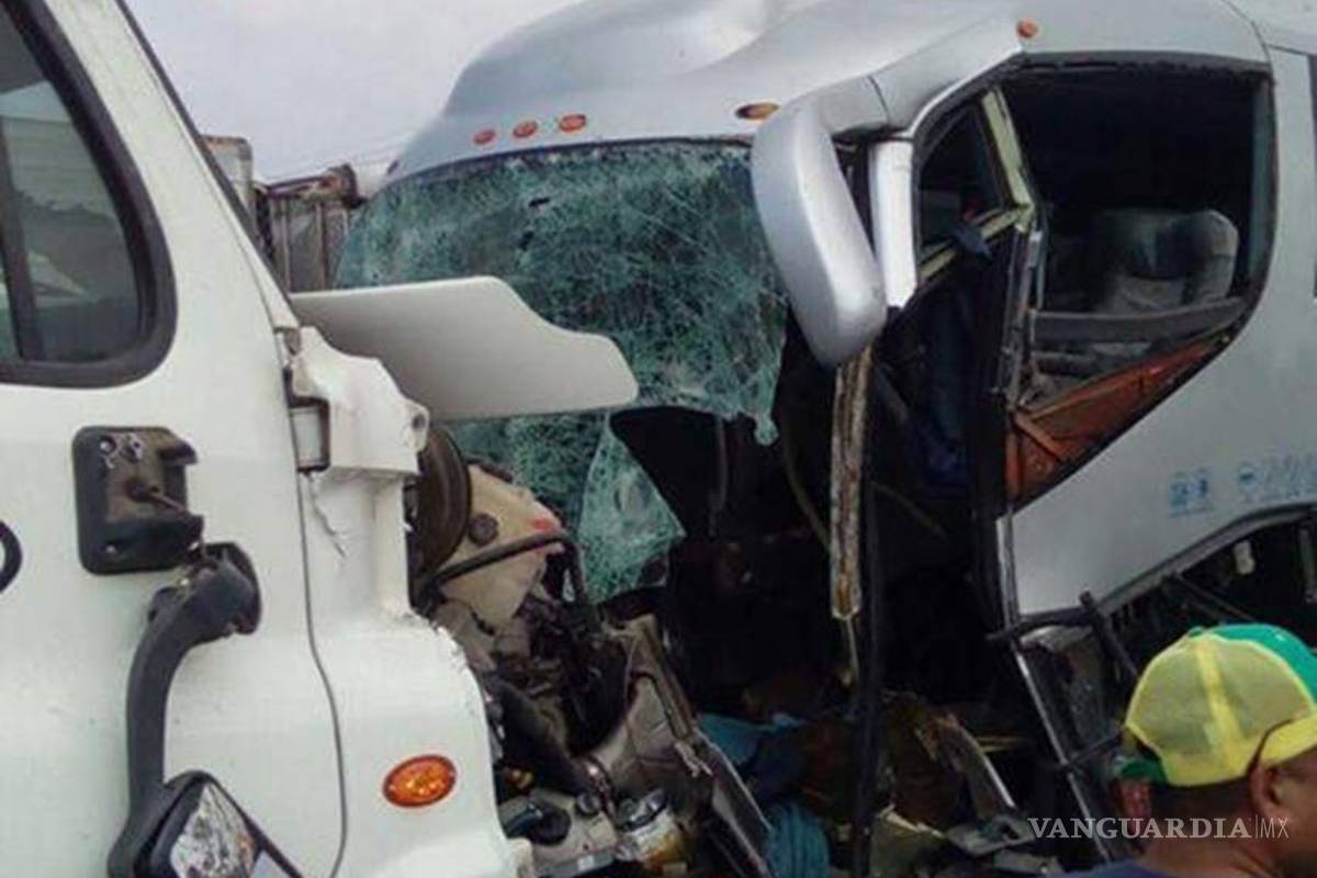 Fatal choque entre tráiler y autobús en Tamaulipas
