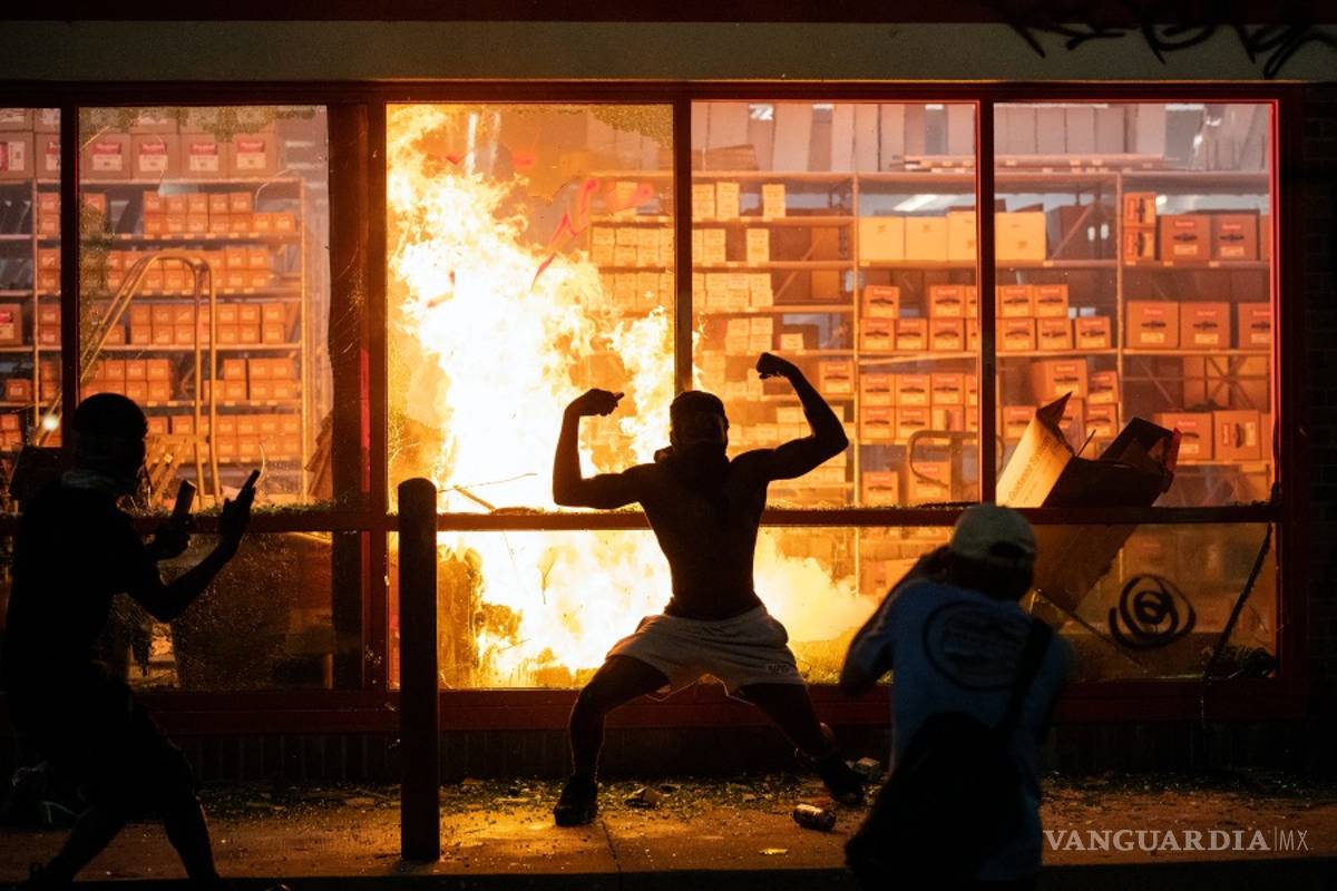 $!Violentas protestas y saqueos en Minneapolis por la muerte de George Floyd por abuso policial (fotos)