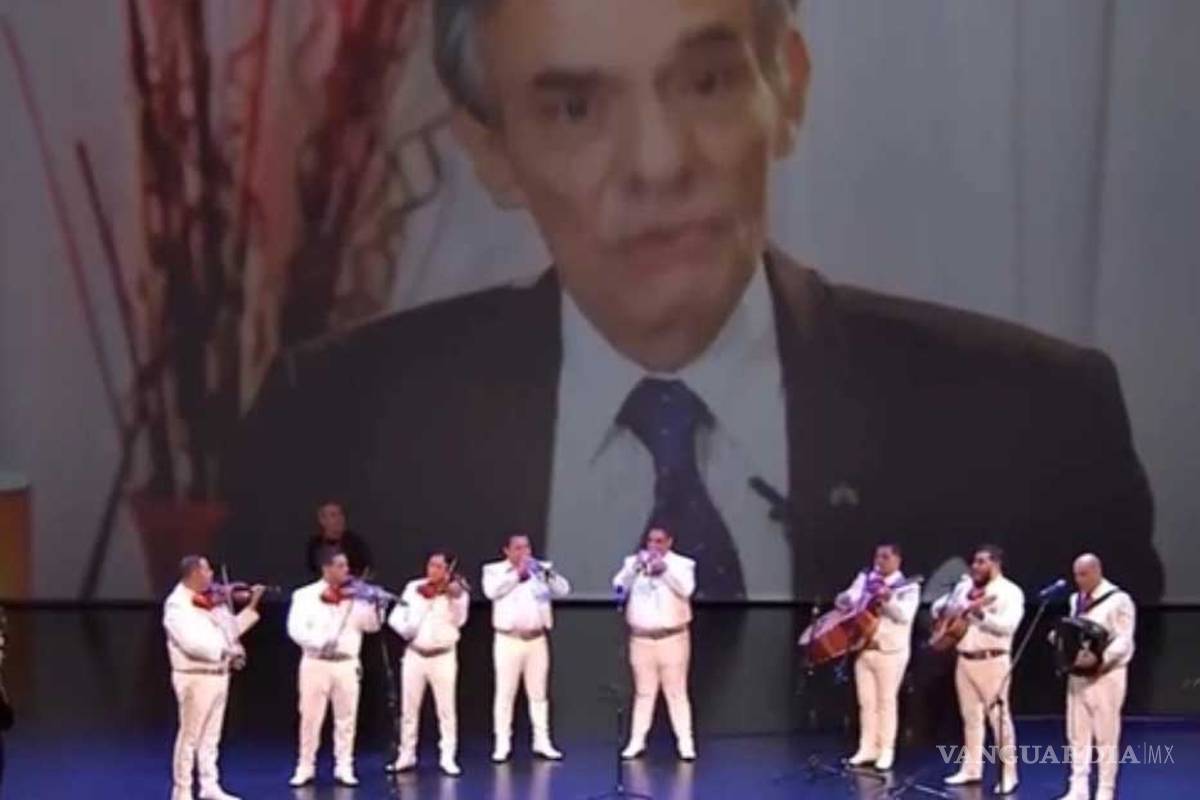 Solitario recibimiento a los restos de José José al llegar a homenaje en el auditorio de Miami