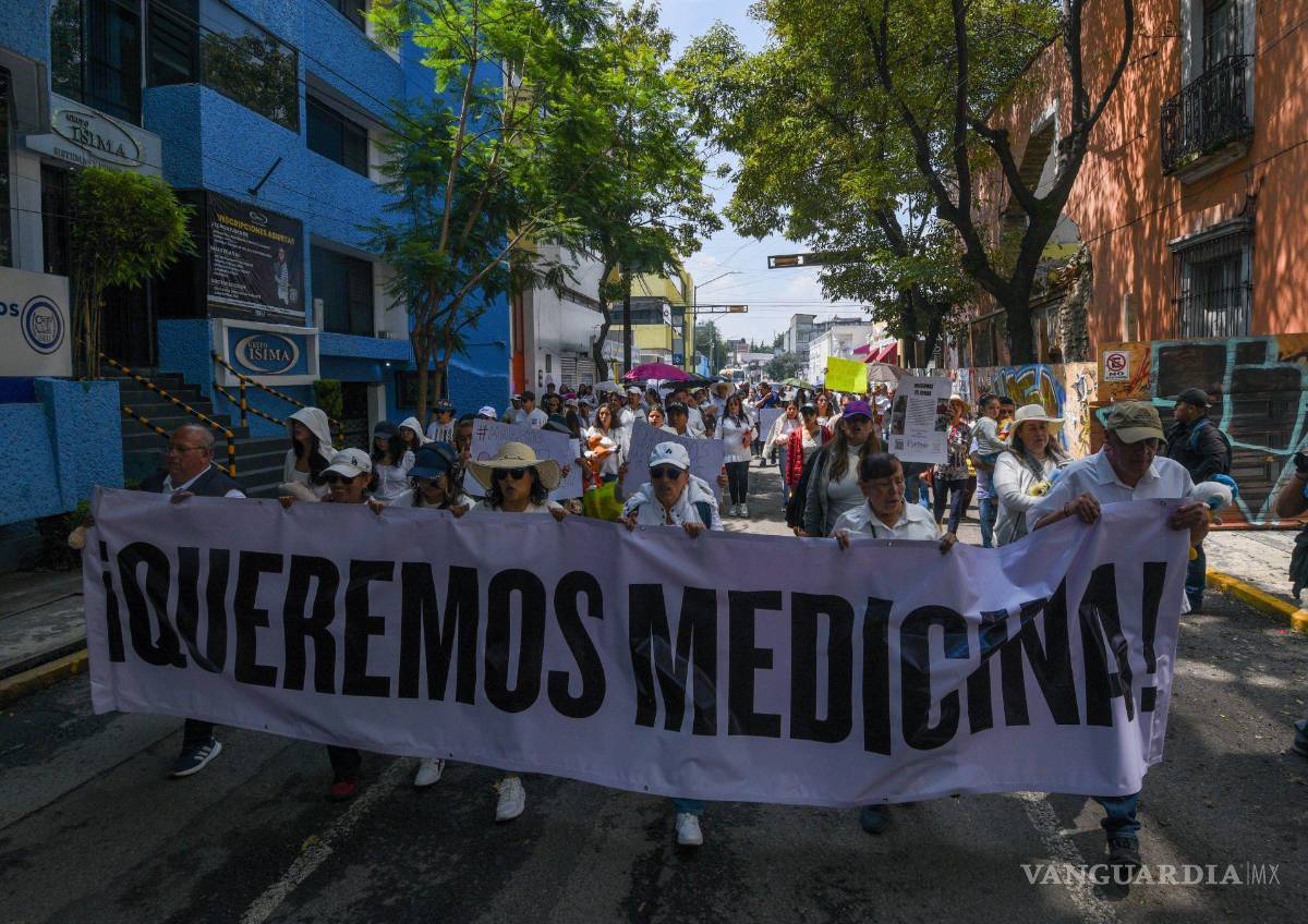 $!Pacientes con cáncer, familiares e integrantes de diversas asociaciones marcharon este domingo en distintas ciudades del país | Foto: Cuartoscuro