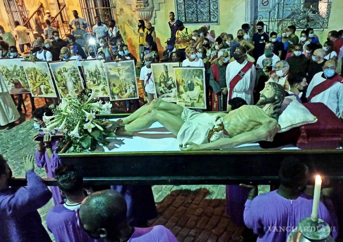 $!Fieles católicos cubanos participan en una procesión del Viernes Santo en La Habana (Cuba).