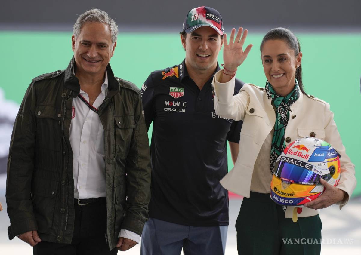 $!El mexicano Sergio “Checo” Pérez (c), de Red Bull Racing, posa con la jefa de gobierno de Ciudad de México, Claudia Sheinbaum (d), y el presidente del GP de CDMX, Alejandro Soberón.
