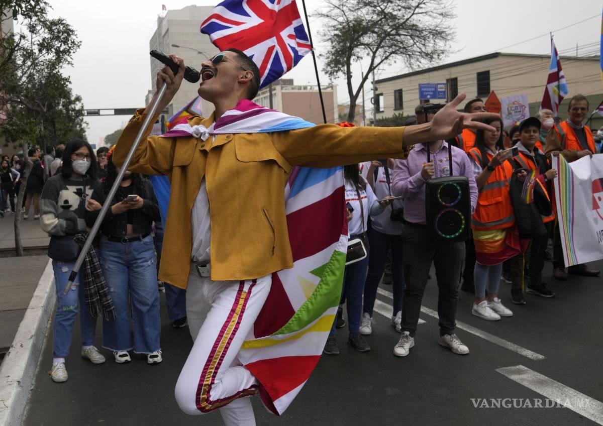 $!Un participante vestido como Freddie Mercury, el exlíder de la banda Queen, se presenta durante la Marcha del Orgullo Gay anual en Lima, Perú.