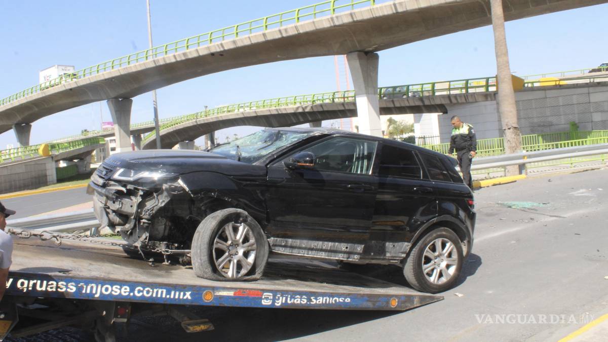 Conductora sufre volcadura en bulevar Carranza de Saltillo