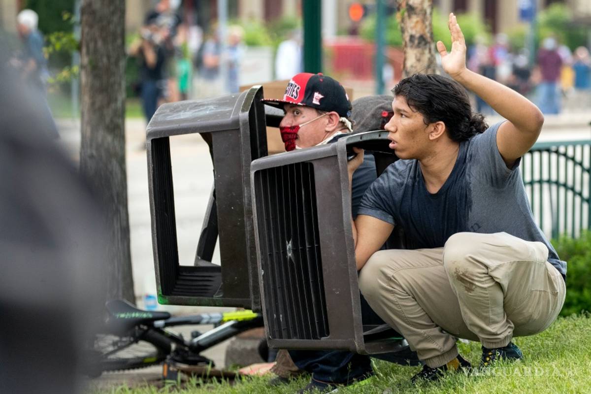 $!Violentas protestas y saqueos en Minneapolis por la muerte de George Floyd por abuso policial (fotos)