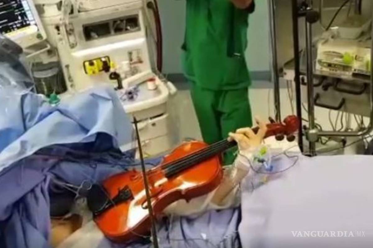 Operan a mujer de 23 años de un tumor en el cerebro… mientras toca su violín