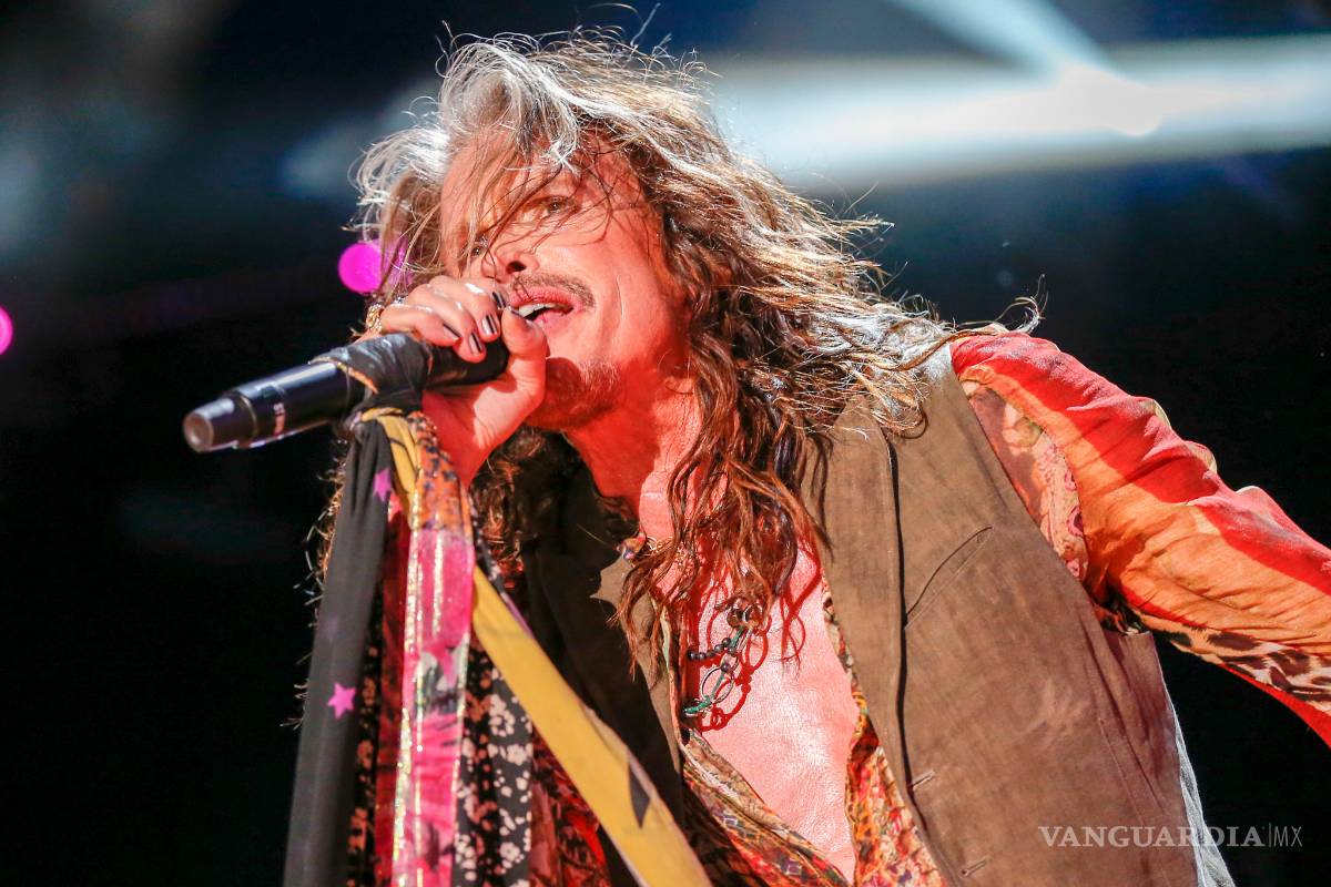 Steven Tyler toma un descanso de Aerosmith para cantar country