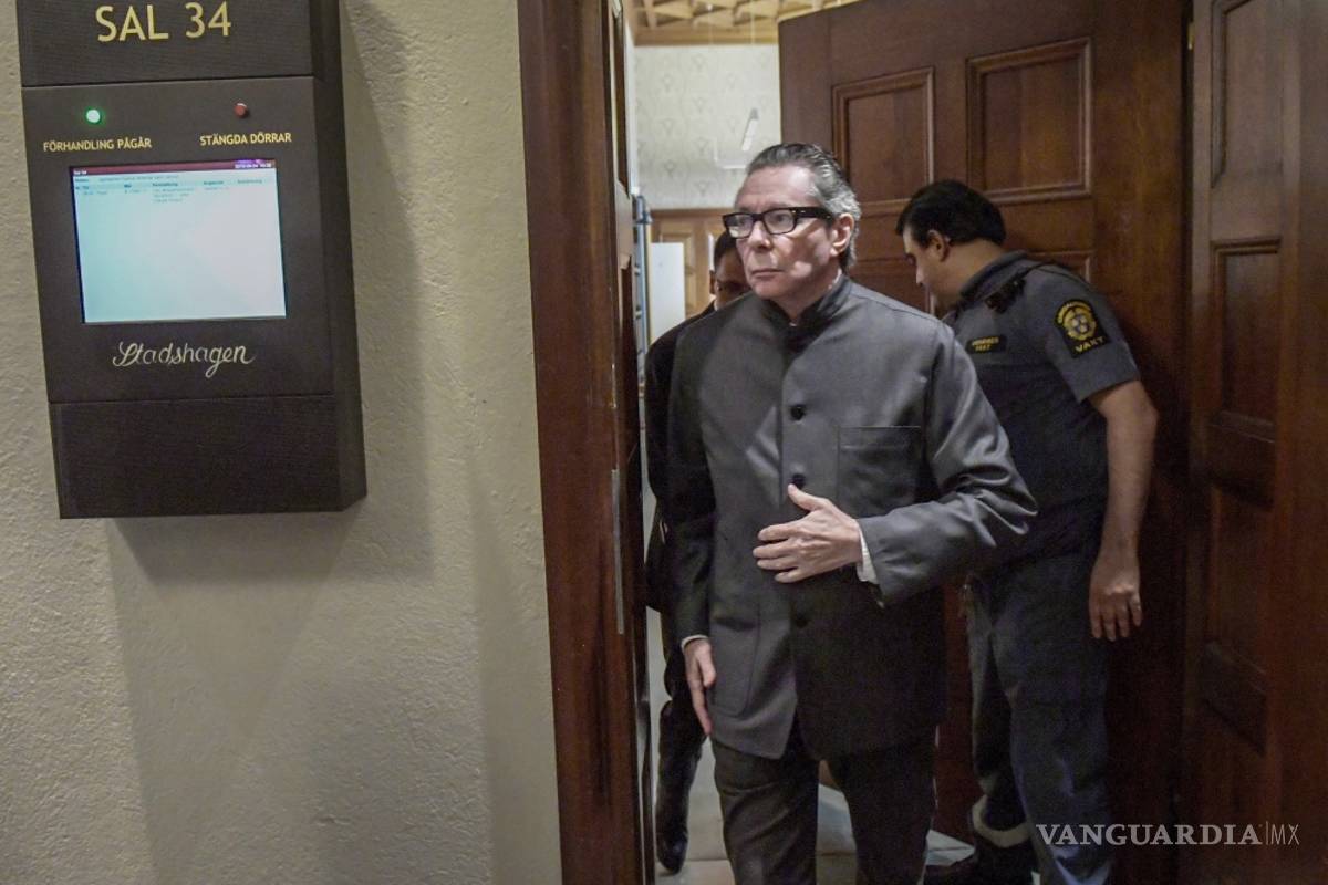 Dan dos años de prisión para acusado en escándalo de la Academia Sueca