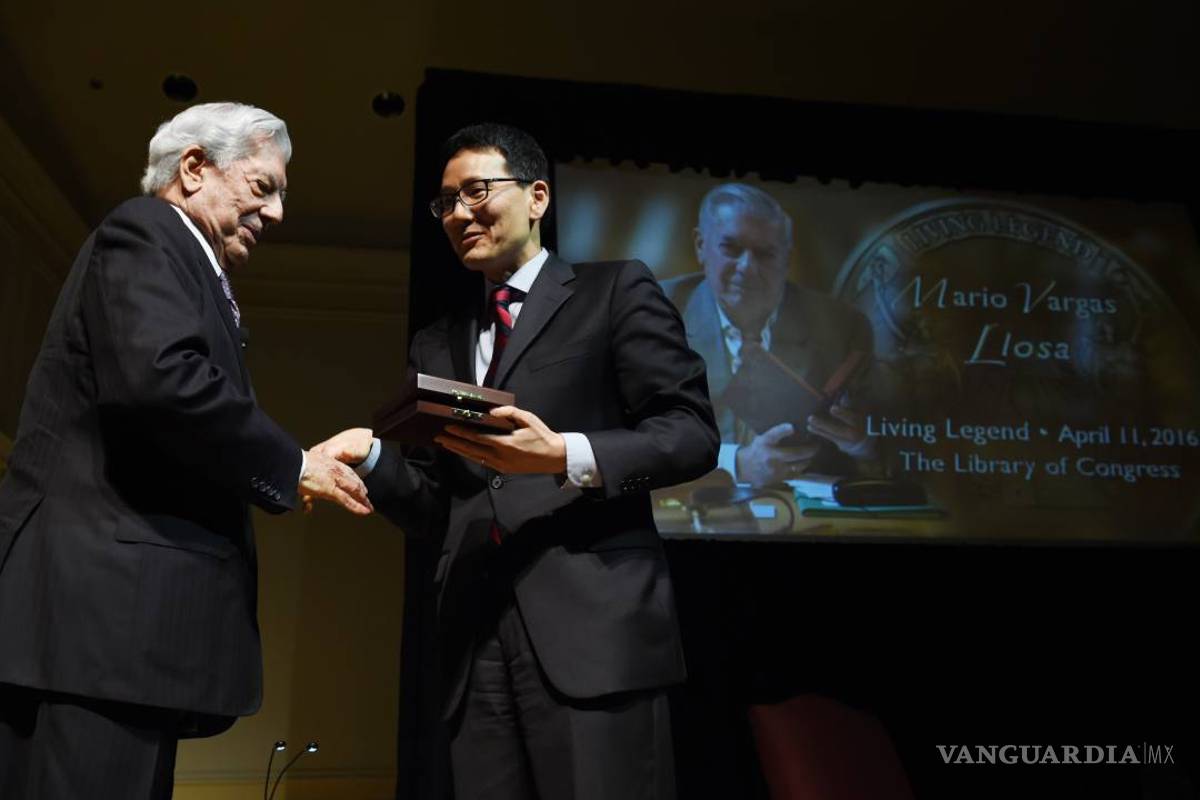 Otorga la Biblioteca del Congreso de EU a Vargas Llosa el Living Legend Award