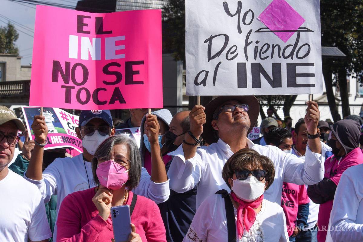 $!Ciudadanos se reunieron en el monumento Al Águila en la ciudad de Toluca como parte de las protestas que se hicieron a nivel nacional en defensa del INE.