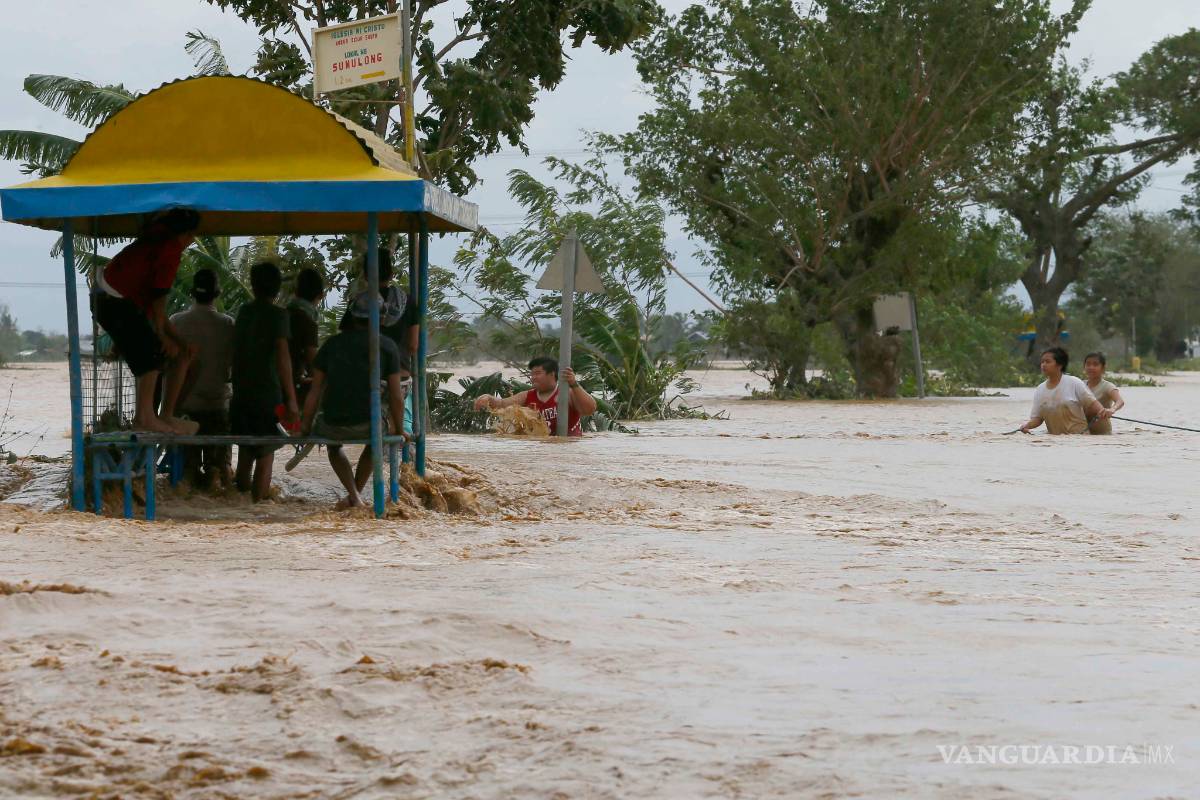Suman 13 muertos en Filipinas por tifón 'Koppu'